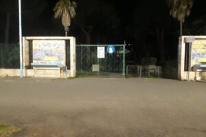 Paternò, i cancelli della villa comunale aperti anche di notte: la denuncia dei residenti di via Vittorio Emanuele