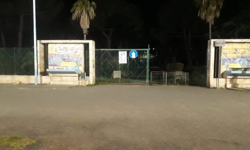 Paternò, i cancelli della villa comunale aperti anche di notte: la denuncia dei residenti di via Vittorio Emanuele