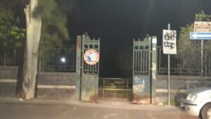 Paternò, i cancelli della villa comunale aperti anche di notte: la denuncia dei residenti di via Vittorio Emanuele