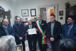 Paternò, festa grande per i 102 anni di Giovanni Sparpaglia: gli auguri del sindaco