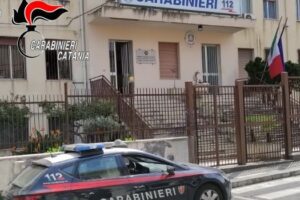 Giarre, 48enne tossicodipendente chiede soldi per la droga e se la prende con il parroco e gli ambulanzieri: denunciato