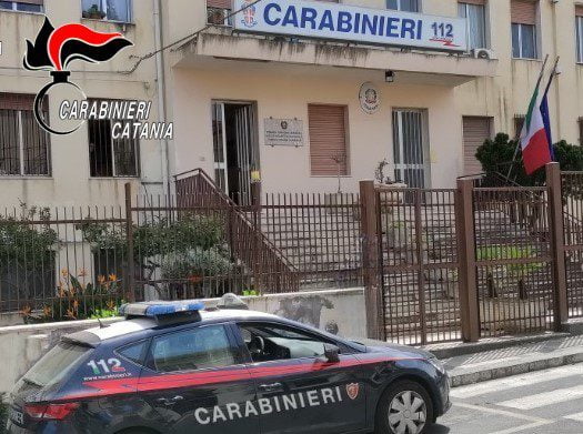 Giarre, 48enne tossicodipendente chiede soldi per la droga e se la prende con il parroco e gli ambulanzieri: denunciato