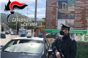 Scordia, 18 coltellate al vicino di casa per vecchi rancori: due fratelli arrestati per tentato omicidio