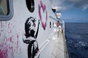 Migranti, a Lampedusa si lavora per svuotare l’hotspot: fermata la nave di Banksy