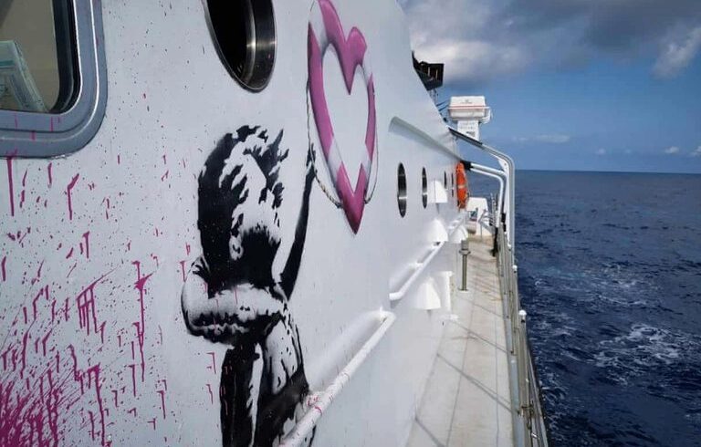 Migranti, a Lampedusa si lavora per svuotare l’hotspot: fermata la nave di Banksy