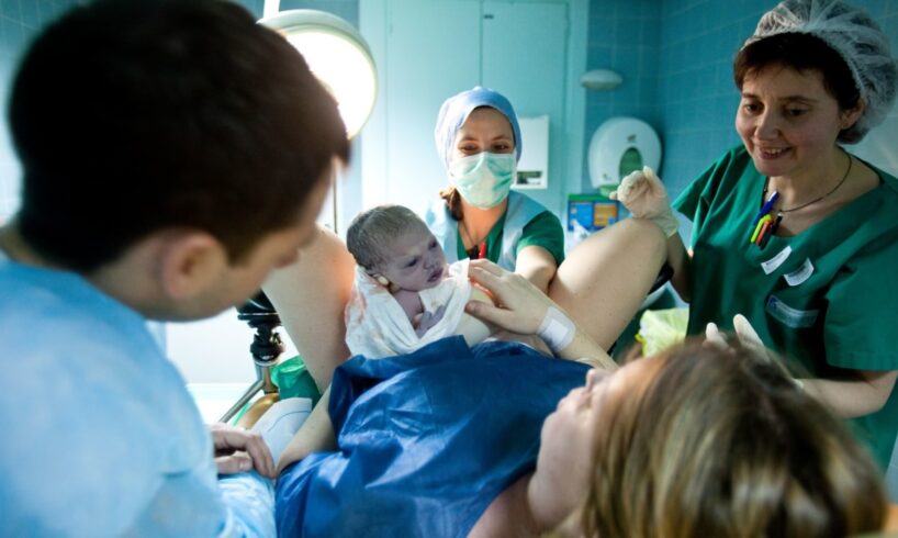 Sale parto riaperte ai papà (dopo il covid): nei punti nascita di Acireale, Biancavilla, Bronte e Caltagirone