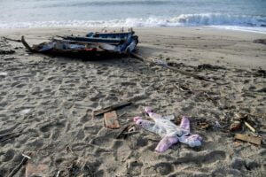 Naufragio Crotone, recuperati i corpi di altri due bambini: le vittime salgono a 70