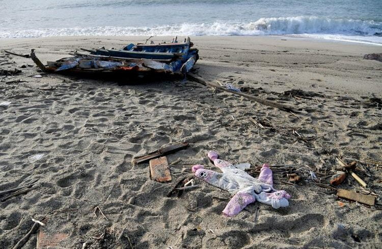 Naufragio Crotone, recuperati i corpi di altri due bambini: le vittime salgono a 70