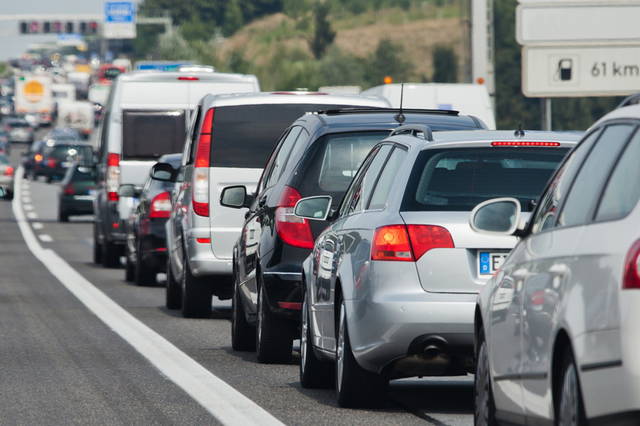 Motta S. Anastasia, sulla SS 121 tamponamento tra mezzo pesante e auto: lunga fila di macchine