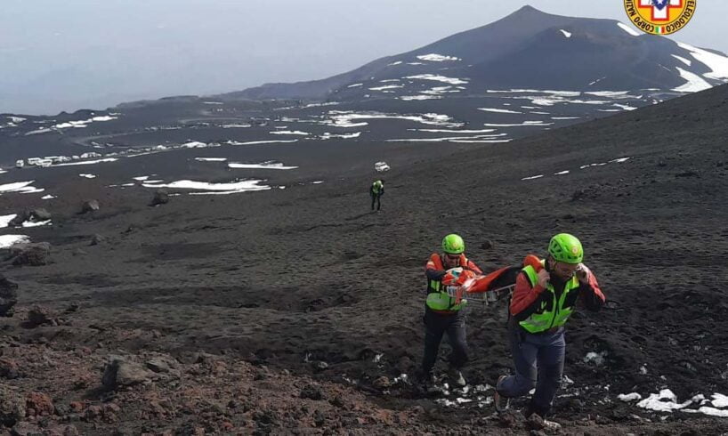 Etna, escursionista polacca soccorsa ai crateri sommitali: trasportata a spalla con una barella