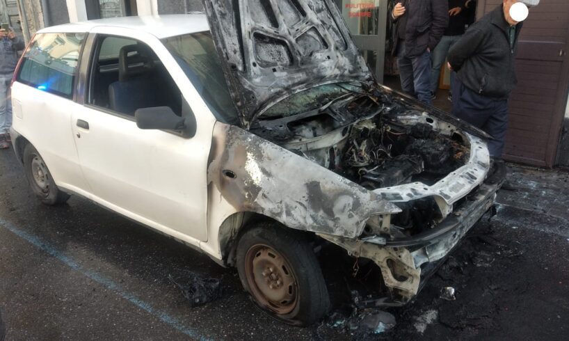 Paternò, vecchia Fiat Punto prende a fuoco mentre è in marcia: fumo invade un negozio