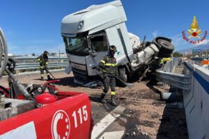 Catania, incidente sulla Tangenziale vicino allo svincolo per San Giorgio: ferito l’autista di un mezzo pesante