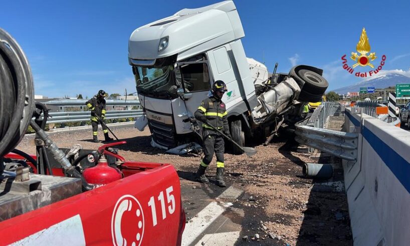 Catania, incidente sulla Tangenziale vicino allo svincolo per San Giorgio: ferito l’autista di un mezzo pesante