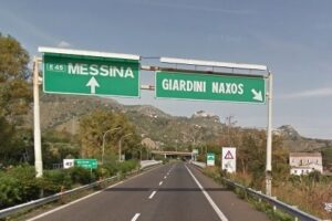 A18 Messina-Catania, un morto e un ferito in un incidente: col furgone finiscono sotto la motrice di un autoarticolato