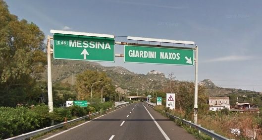 A18 Messina-Catania, un morto e un ferito in un incidente: col furgone finiscono sotto la motrice di un autoarticolato