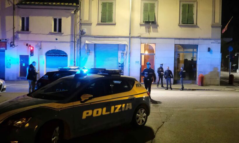 Arezzo, 50enne uccide moglie e suocera a coltellate: uno dei due figli ha dato l’allarme