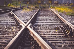 Acireale, fermo sui binari impedisce la partenza di un treno: denunciato