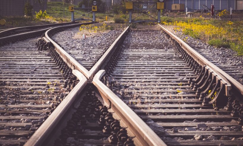 Acireale, fermo sui binari impedisce la partenza di un treno: denunciato