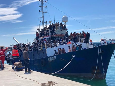 Catania, 700 migranti arrivano al molo di Levante al grido di “bella Italia”: su un barcone scortato dalla Guardia costiera