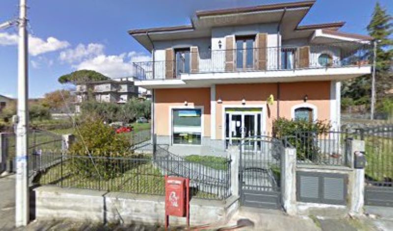 Poste Italiane garantirà ai cittadini la continuità di tutti i servizi attraverso un ufficio postale mobile, collocato nel limitrofo parcheggio “Dottor Costa Francesco”, (fronte Carabinieri) e disponibile dal lunedì al venerdì dalle ore 8.20 alle 13.45 e il sabato fino alle 12.45.