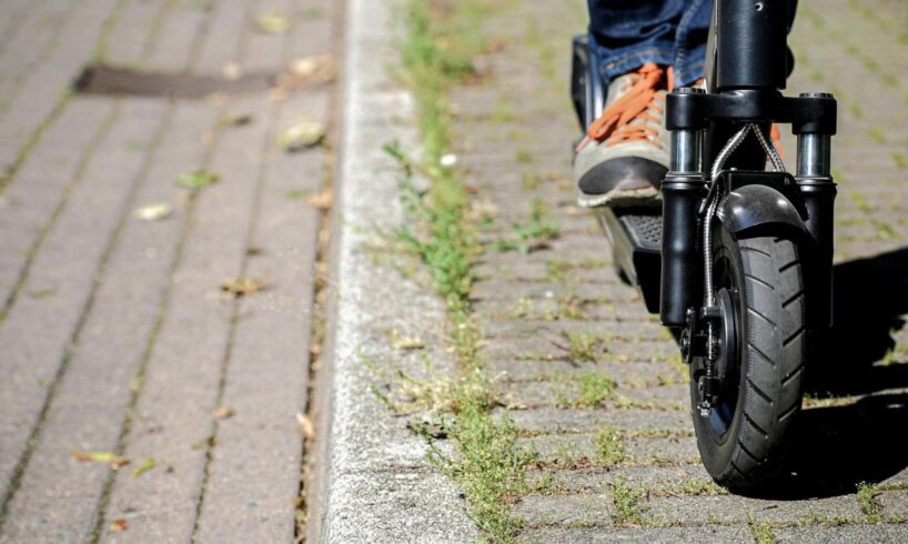 In autostrada sulla A29 e A19 con monopattino e scooter elettrici: in arrivo pesanti sanzioni