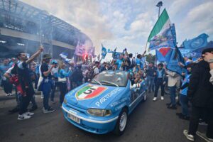 Calcio, Napoli rimanda la festa per lo scudetto: una marea umana pronta a invadere la città