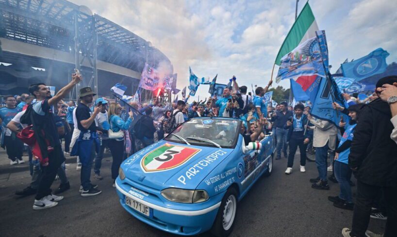 Calcio, Napoli rimanda la festa per lo scudetto: una marea umana pronta a invadere la città