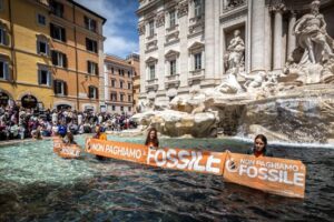 Roma, gli ecoattivisti colorano di nero la Fontana di Trevi. Il sindaco: “Non ci sono danni permanenti”