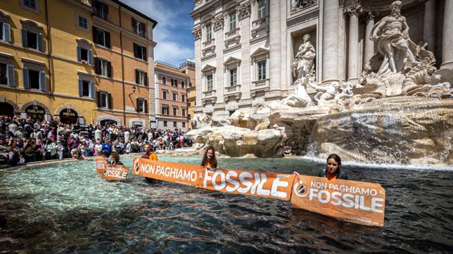 Roma, gli ecoattivisti colorano di nero la Fontana di Trevi. Il sindaco: “Non ci sono danni permanenti”