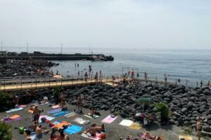 Primo vero anticipo di estate anche a Catania. Nel capoluogo etneo, in una calda domenica con 26 gradi centigradi, sono tante le persone che ieri si sono riversate in spiaggia per la prima 'vera' tintarella e 'bagno' al mare stagionale.