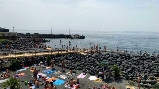 Primo vero anticipo di estate anche a Catania. Nel capoluogo etneo, in una calda domenica con 26 gradi centigradi, sono tante le persone che ieri si sono riversate in spiaggia per la prima 'vera' tintarella e 'bagno' al mare stagionale.