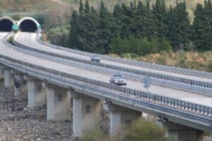 L'autostrada A19, Palermo-Catania, è stata provvisoriamente chiusa al traffico, da ieri, in entrambe le direzioni, tra Enna e Caltanissetta a causa del maltempo e in particolare del forte vento che ha colpito la zona.