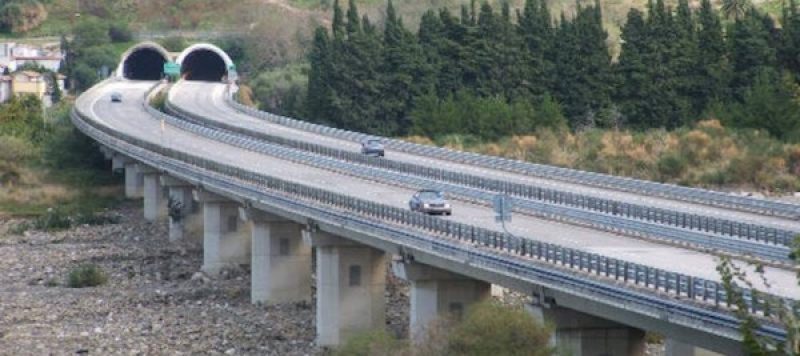 L'autostrada A19, Palermo-Catania, è stata provvisoriamente chiusa al traffico, da ieri, in entrambe le direzioni, tra Enna e Caltanissetta a causa del maltempo e in particolare del forte vento che ha colpito la zona.