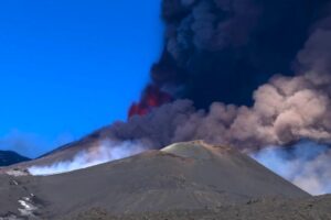 Etna, ora è allerta gialla per il vulcano: “attività eruttiva da bassa a media”