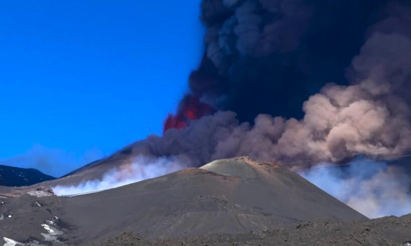 Etna, ora è allerta gialla per il vulcano: “attività eruttiva da bassa a media”