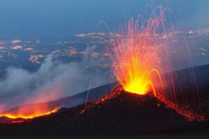 L’Etna si riaccende: nella notte registrata attività stromboliana. La nube vulcanica va a Nord-Est