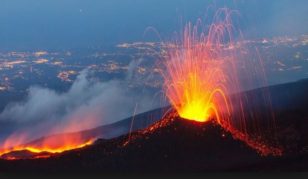 L’Etna si riaccende: nella notte registrata attività stromboliana. La nube vulcanica va a Nord-Est