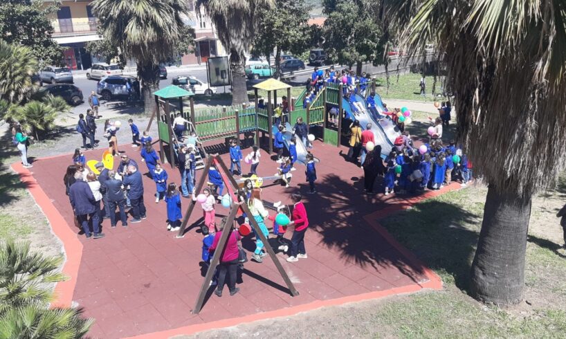 Bronte, i bambini festeggiano la riqualificazione dello spazio ludico di Piazza Aldo Moro