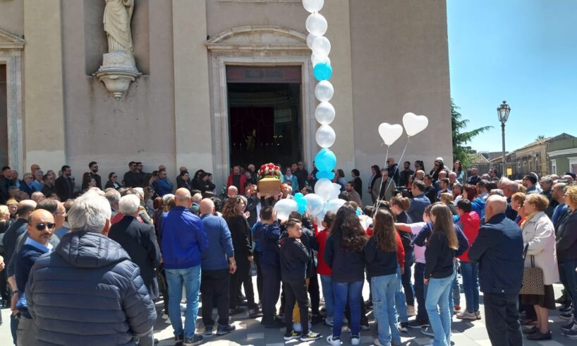 S. M. di Licodia, lacrime ai funerali di Antonio Colino: “Ora è felice perchè è con Dio”