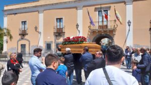 S. M. di Licodia, lacrime ai funerali di Antonio Colino: “Ora è felice perchè è con Dio”