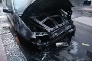 Paternò, auto prende fuoco in via Fiume: a causa di un guasto al motore