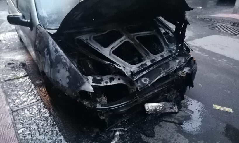 Paternò, auto prende fuoco in via Fiume: a causa di un guasto al motore