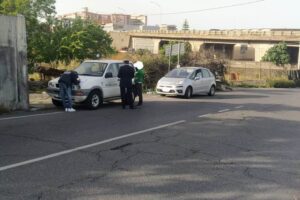 Paternò, Polizia locale controlla le auto per prevenire l’abbandono rifiuti nelle strade