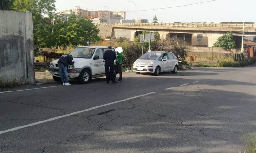 Paternò, Polizia locale controlla le auto per prevenire l’abbandono rifiuti nelle strade