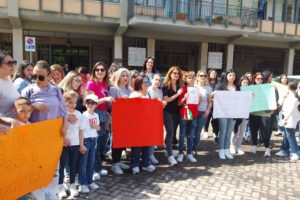 Paternò, sit-in di protesta dei genitori contro i doppi turni al “G. B. Nicolosi”: amministrazione studia soluzione