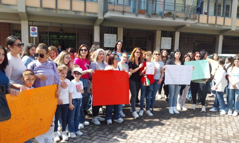 Paternò, sit-in di protesta dei genitori contro i doppi turni al “G. B. Nicolosi”: amministrazione studia soluzione