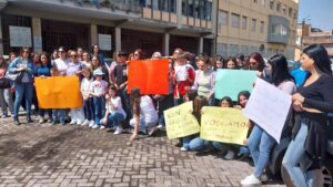 Paternò, sit-in di protesta dei genitori contro i doppi turni al “G. B. Nicolosi”: amministrazione studia soluzione