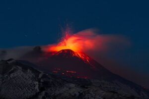 Etna, forti boati avvertiti ad Adrano e Biancavilla: in atto fontane di lava