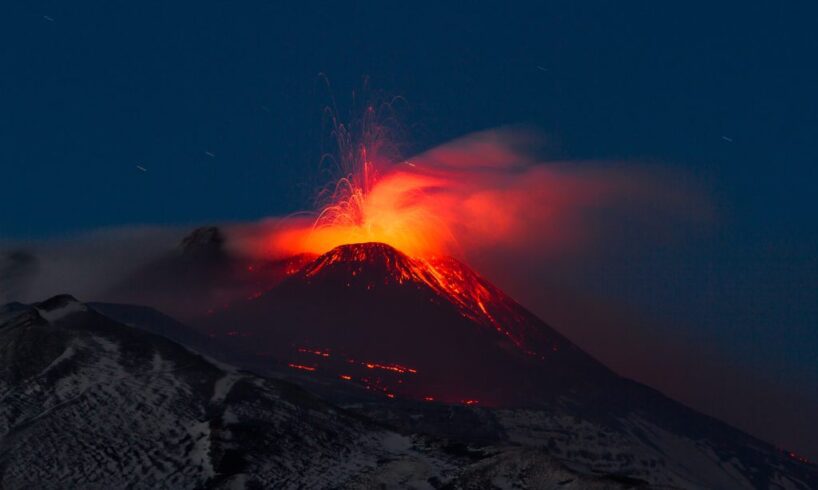 Etna, forti boati avvertiti ad Adrano e Biancavilla: in atto fontane di lava