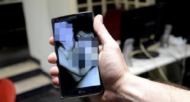 Catania, perseguita la giovane ex fidanzata e mostra ai passanti i video intimi di lei: 55enne arrestato